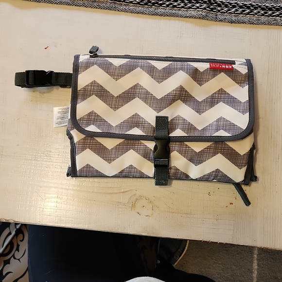 Skip Hop Pronto! Mini Changing Bag – Chevron - Picture 1 of 4